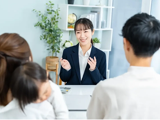 アドバイスを受けている男女