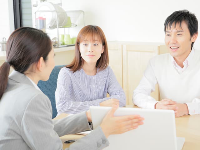 見積を受けている二人