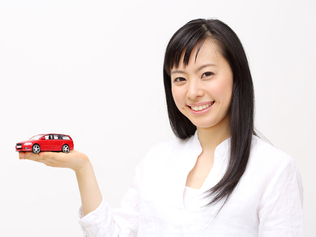 車を手に乗せる女性